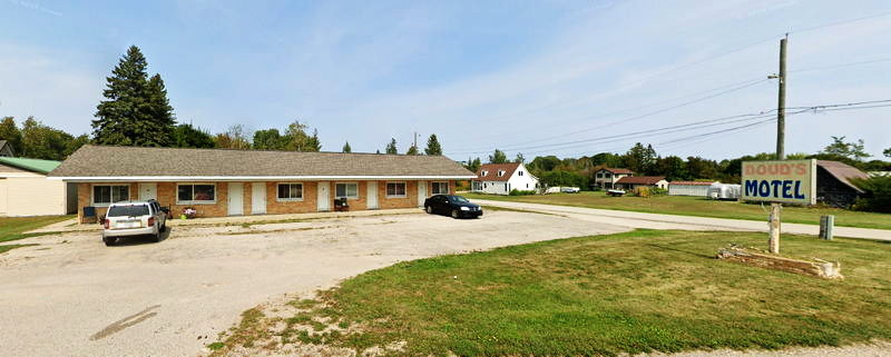Carlsons Motel (Douds Motel) - 2024 Street View (newer photo)